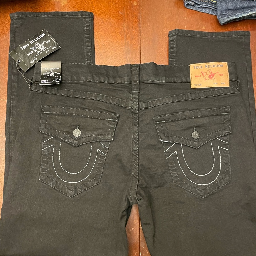 NWT WHITE STITCH TRUEYS